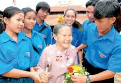 Lãnh đạo TPHCM thắp hương tưởng niệm các anh hùng liệt sĩ